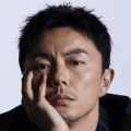 《唐顿庄园》首曝片段 重温家族深情 2019-11-21 11月21日，电影版《唐顿庄园》发布“重聚唐顿”片段，为迎接国王与王后的到访，二小姐伊蒂丝一家回到庄园，与父母姐姐再度相聚，温情满满。