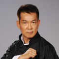 影片采取三段式结构，将一个男人三段刻骨铭心的人生经历娓娓道来 莫妮卡·贝鲁奇女神风采依旧 红色透视装抢尽风头 2009-03-29 莫妮卡·贝鲁奇近日卡地亚（Cartier）珠宝位于迪拜购物城的新店揭幕，众星出席揭幕典礼。