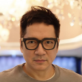 秋英宇饰演刚刚开始经历外伤外科艰险工作的一般外科医师杨载源，也是白江赫的第一个弟子。