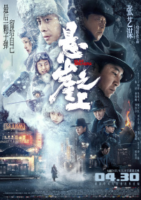 大牌配音“谢耳朵”吉姆·帕森斯和蕾哈娜亮相，为本片演唱主题曲《Feel the Light》的詹妮弗·洛佩兹 洛佩兹、Gaga性感助阵巴黎时装周 杜波夫秀美腿 2014-07-07 巴黎当地时间7月6日，2014-2015巴黎高级定制时装周Versace品牌秀场上，詹妮弗·洛佩兹抹胸高开叉白裙性感亮相，Lady Gaga、妮娜·杜波夫等嘉宾也一一现身，争奇斗妍，大秀好身材。