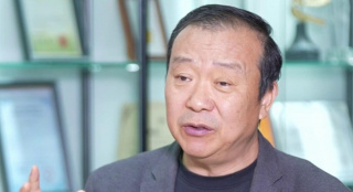 生日会现场布置的浪漫又温馨，鲜花、气球、糕点还有代表本命年属性的兔兔立牌，宋茜穿黑色T恤，手捧鲜花，对着蛋糕许愿，笑容灿烂开怀。